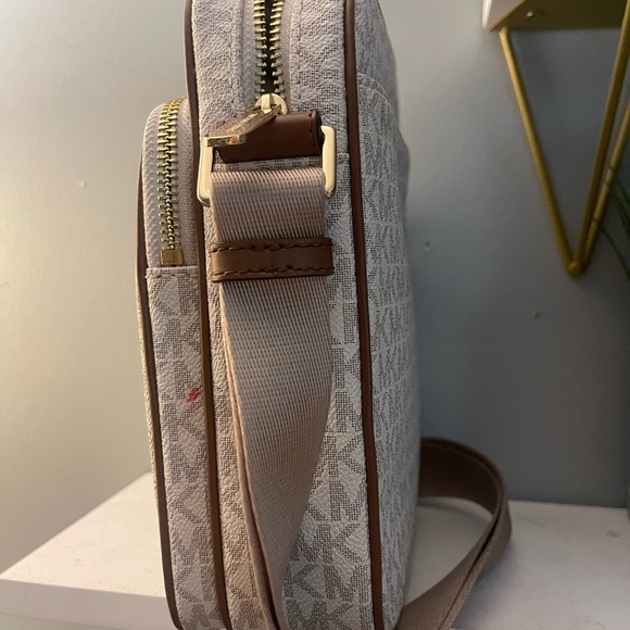 NEW with tag Jet Set travel bag by Michael Kors cross body bag - Picture 5 of 8